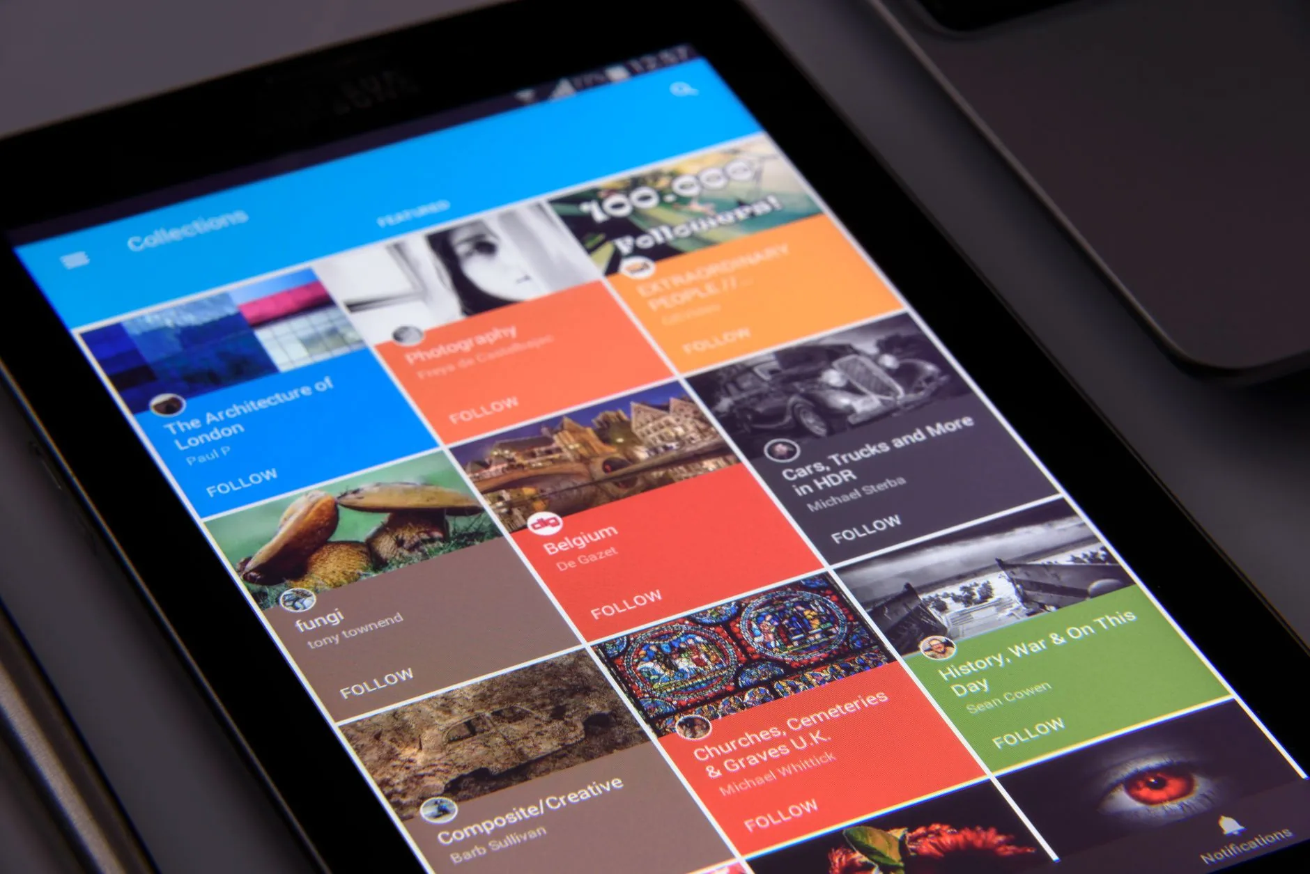 Une tablette affichant des collections de contenus en grille