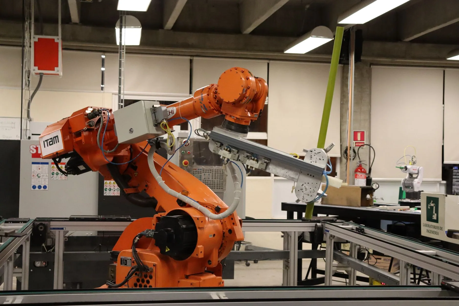Un bras robotisé industriel dans un laboratoire