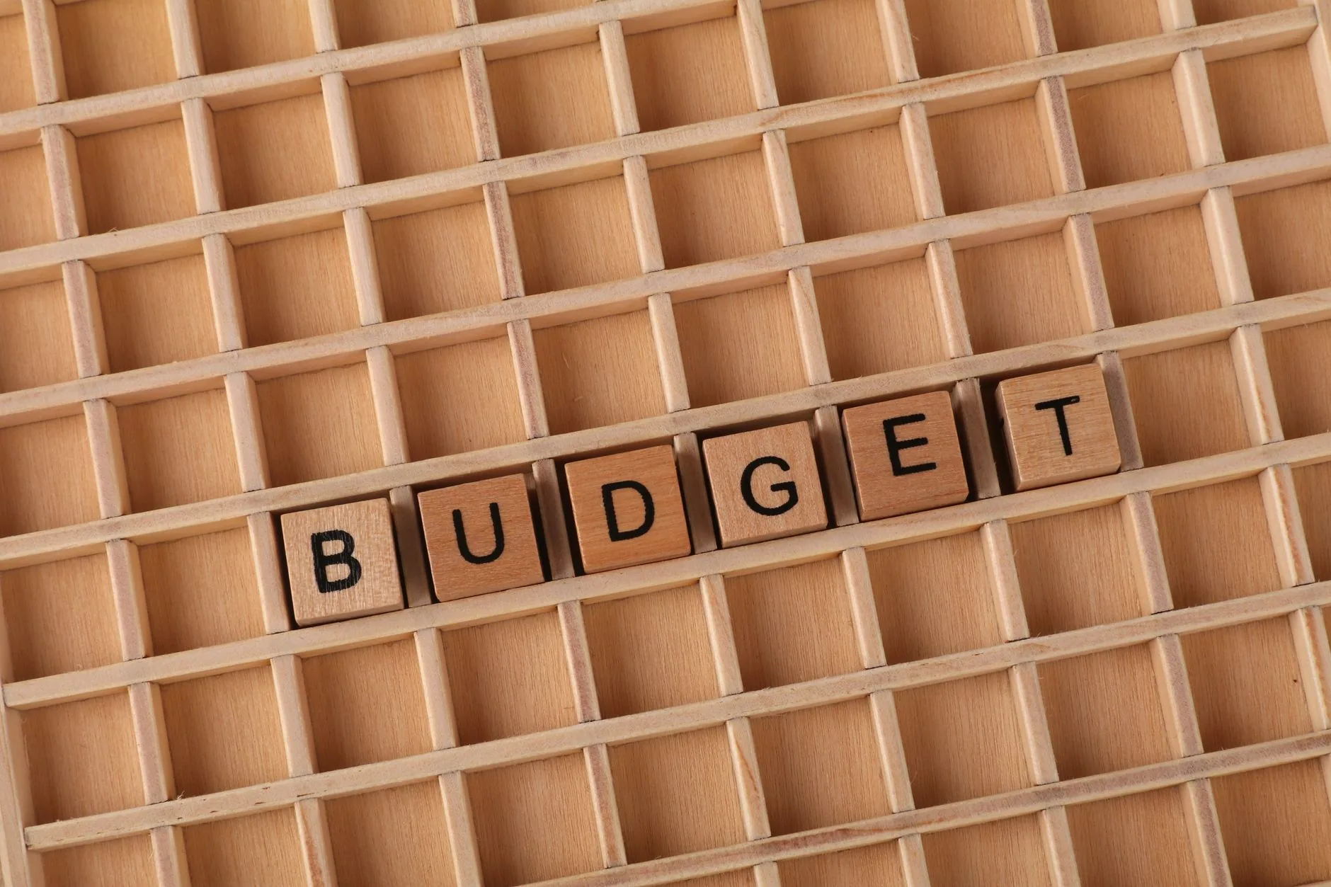 Des lettres en bois formant le mot « budget »