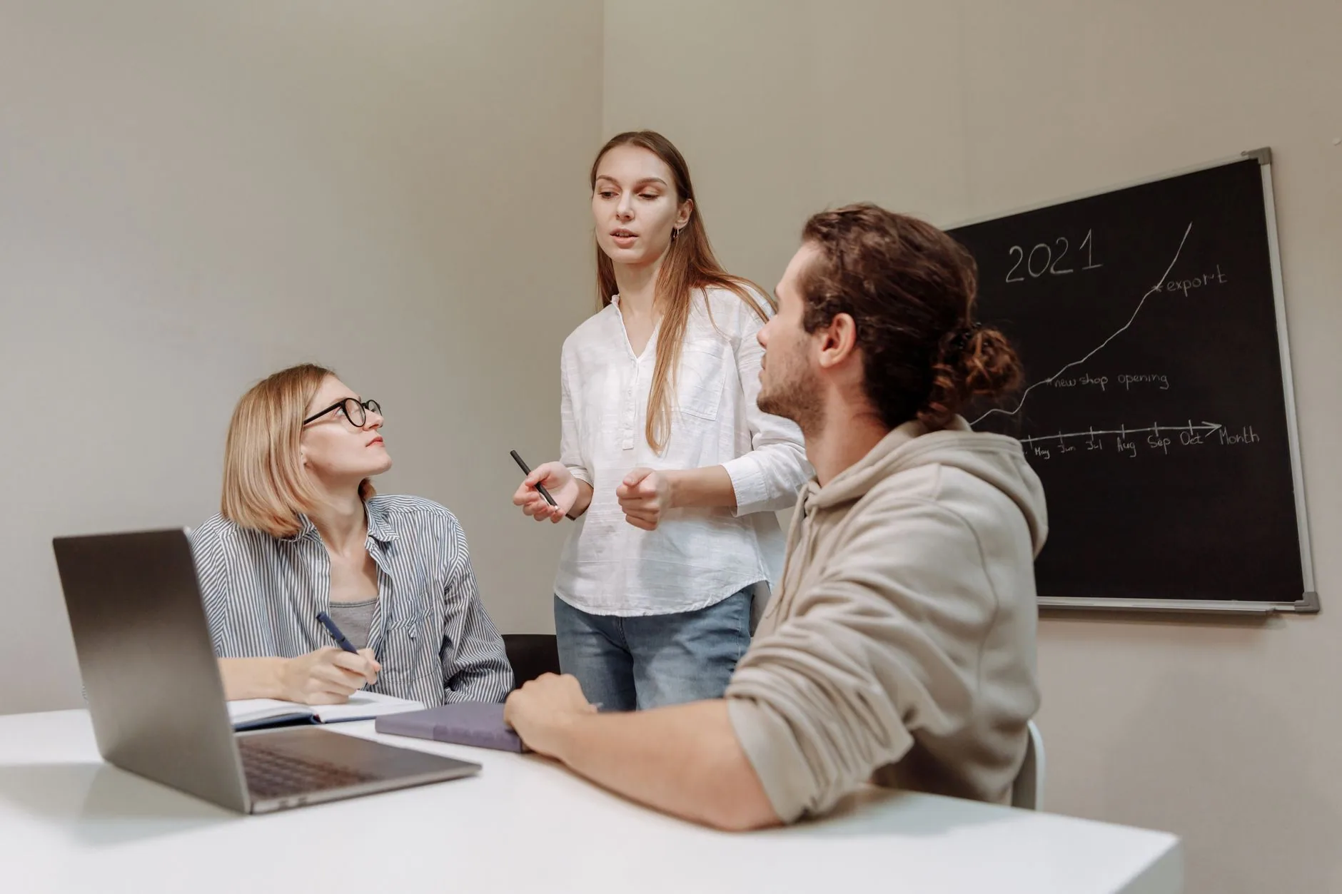 Des collègues en discussion autour d’un bureau