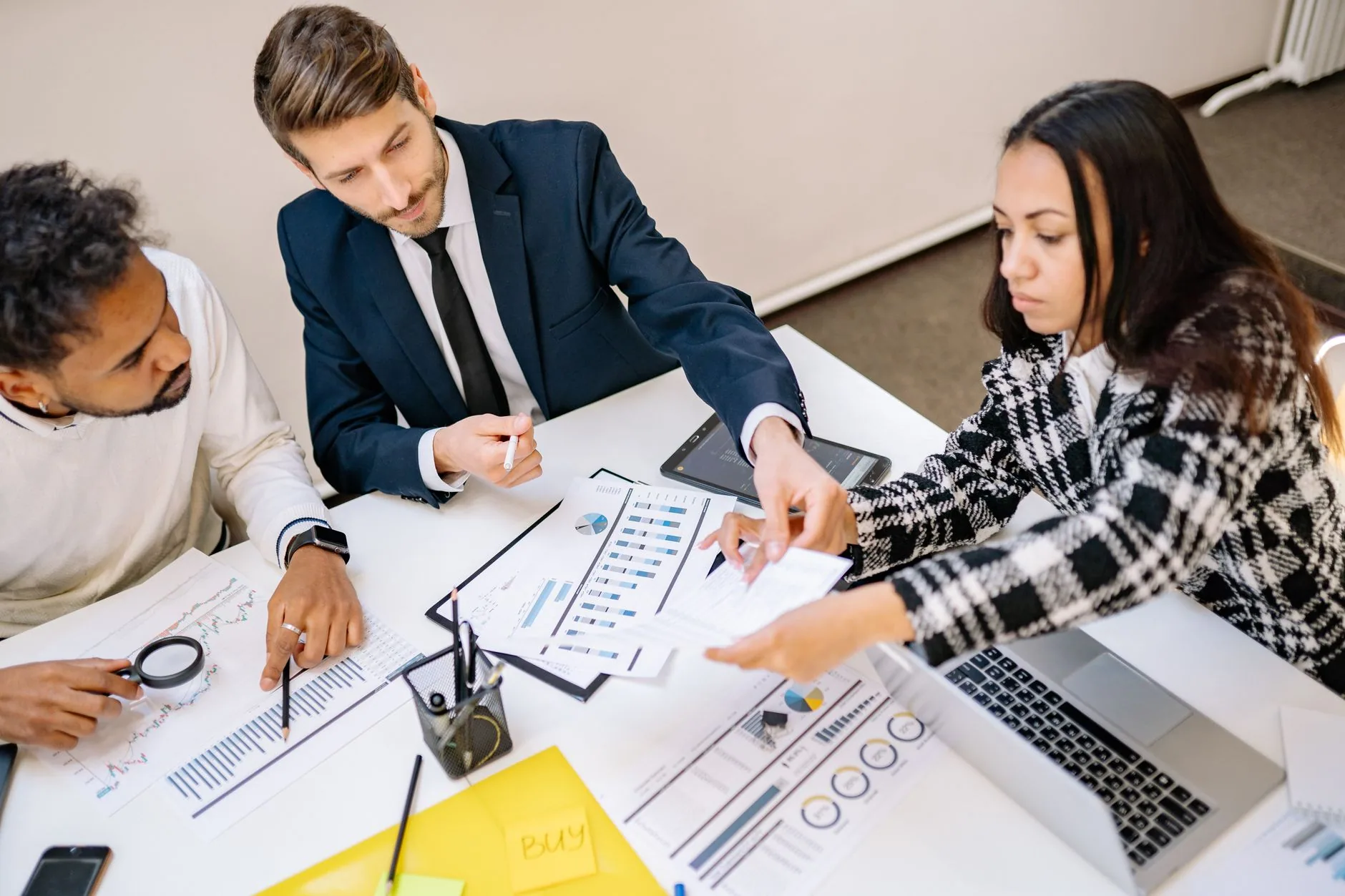 Des professionnels en réunion autour de graphiques et de documents