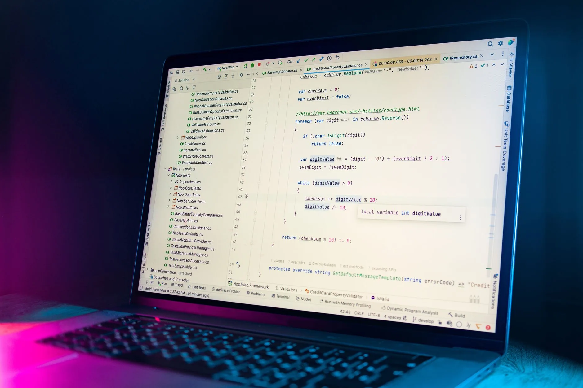 Un écran d’ordinateur affichant du code dans un éditeur