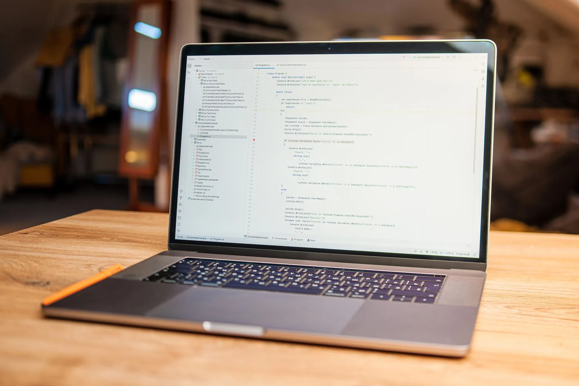 Un ordinateur portable ouvert affichant du code sur un bureau en bois
