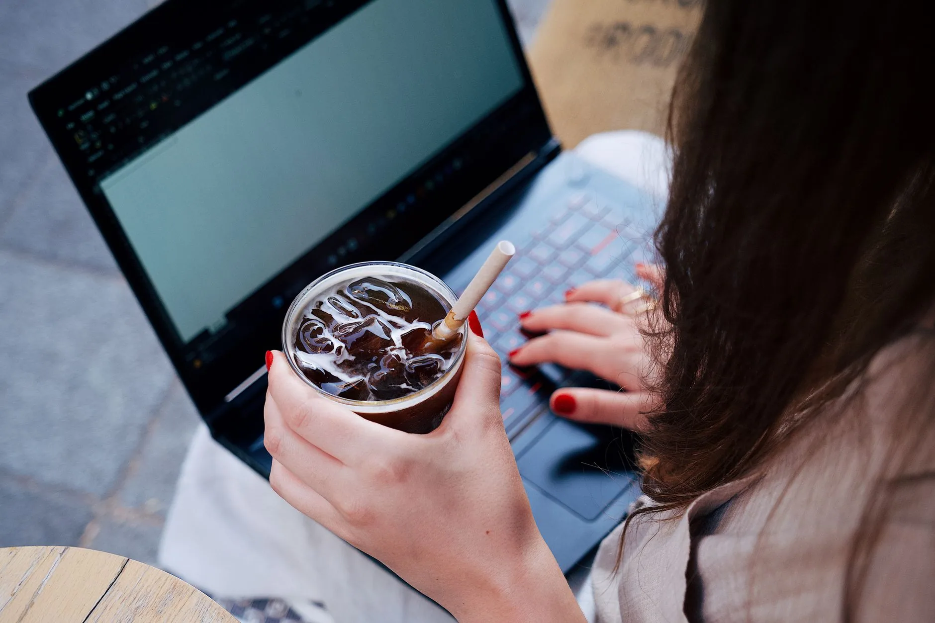 Une femme travaillant sur son ordinateur portable en terrasse