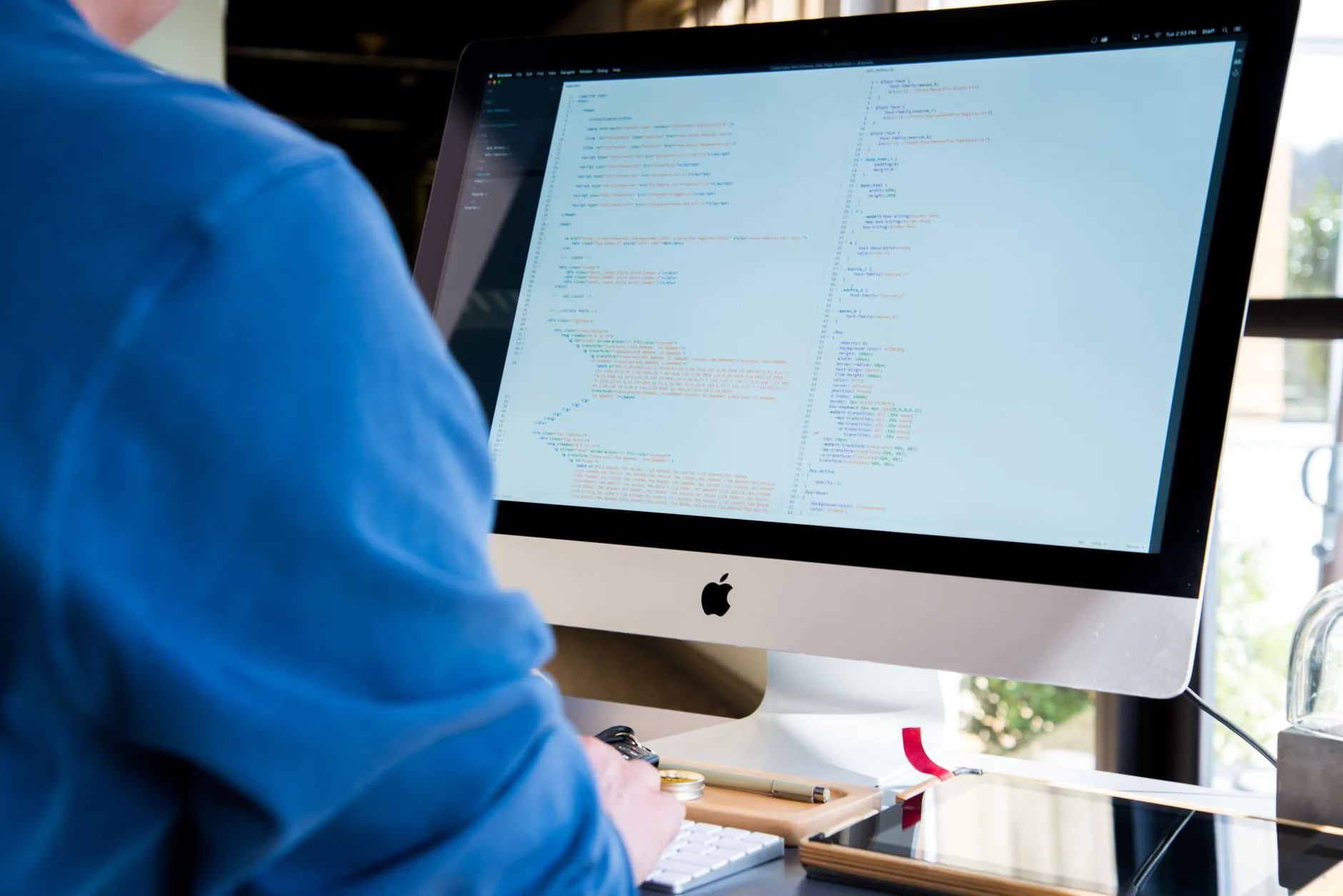 Un développeur en train de coder sur un ordinateur de bureau