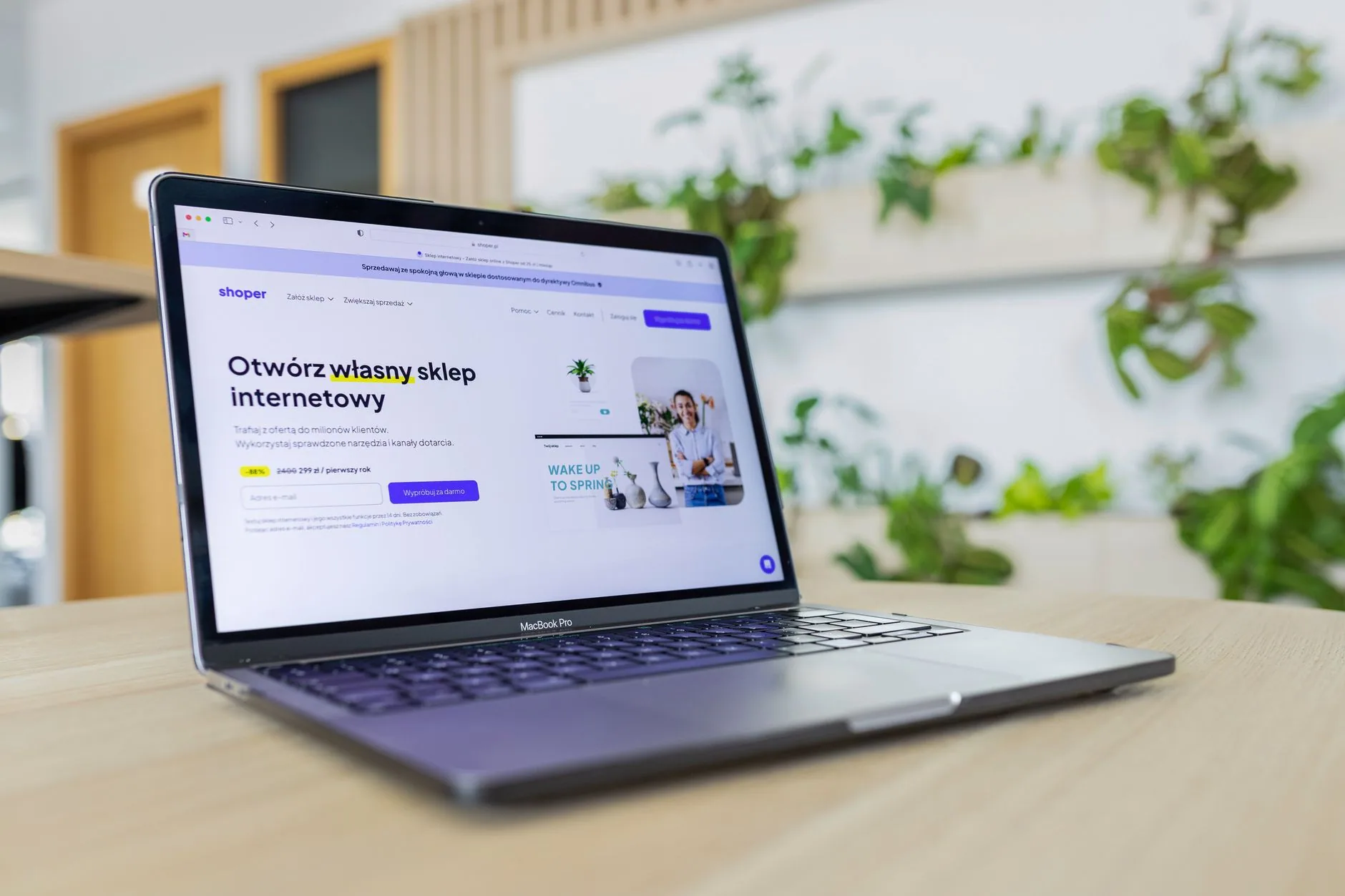 Un ordinateur portable affichant un site e-commerce dans un bureau