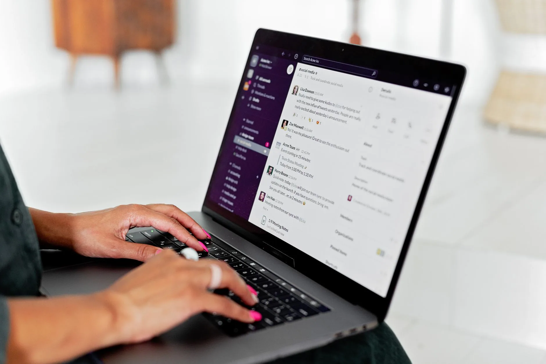 Une femme utilisant une messagerie sur son ordinateur portable