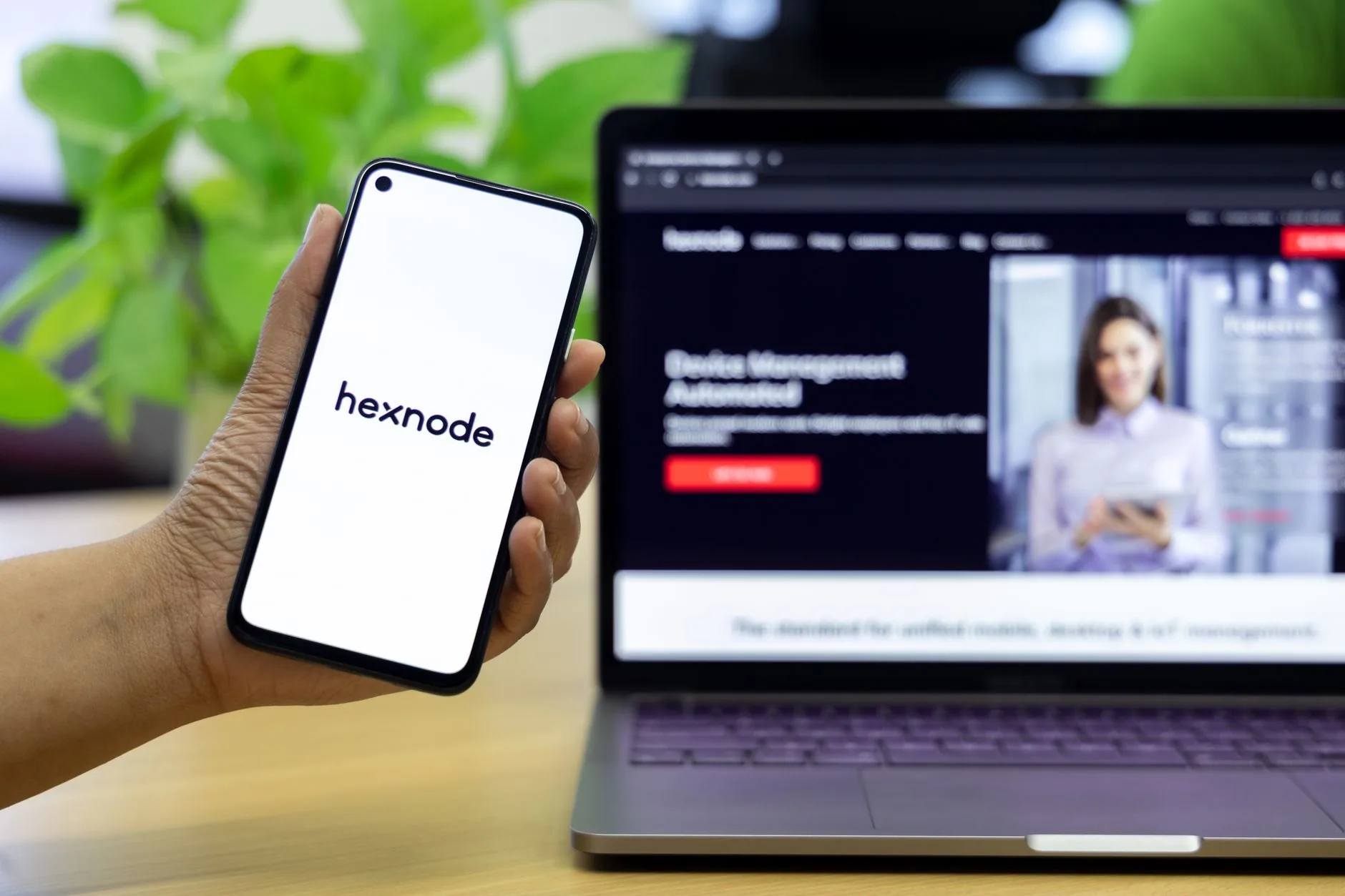 Un smartphone affichant une application mobile devant l’écran d’un ordinateur portable