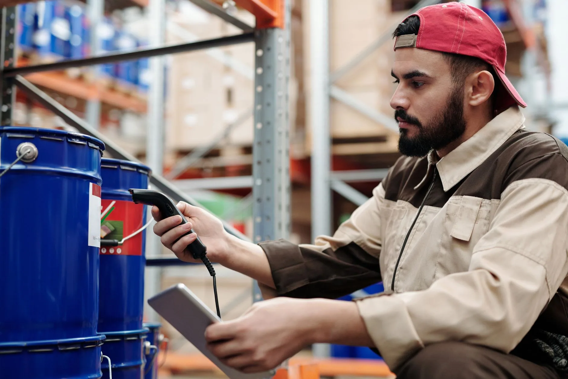Un magasinier scannant des marchandises avec une tablette